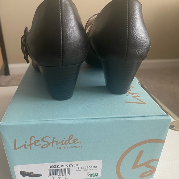 Brand new never worn Life Stride size 7W shoes. - Picture 5 of 7